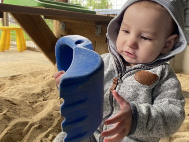 barn i sandkasse 